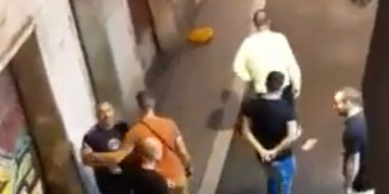 El grupo de Mossos que se enfrentó a uno vecino en la calle Hospital del Raval / TWITTER