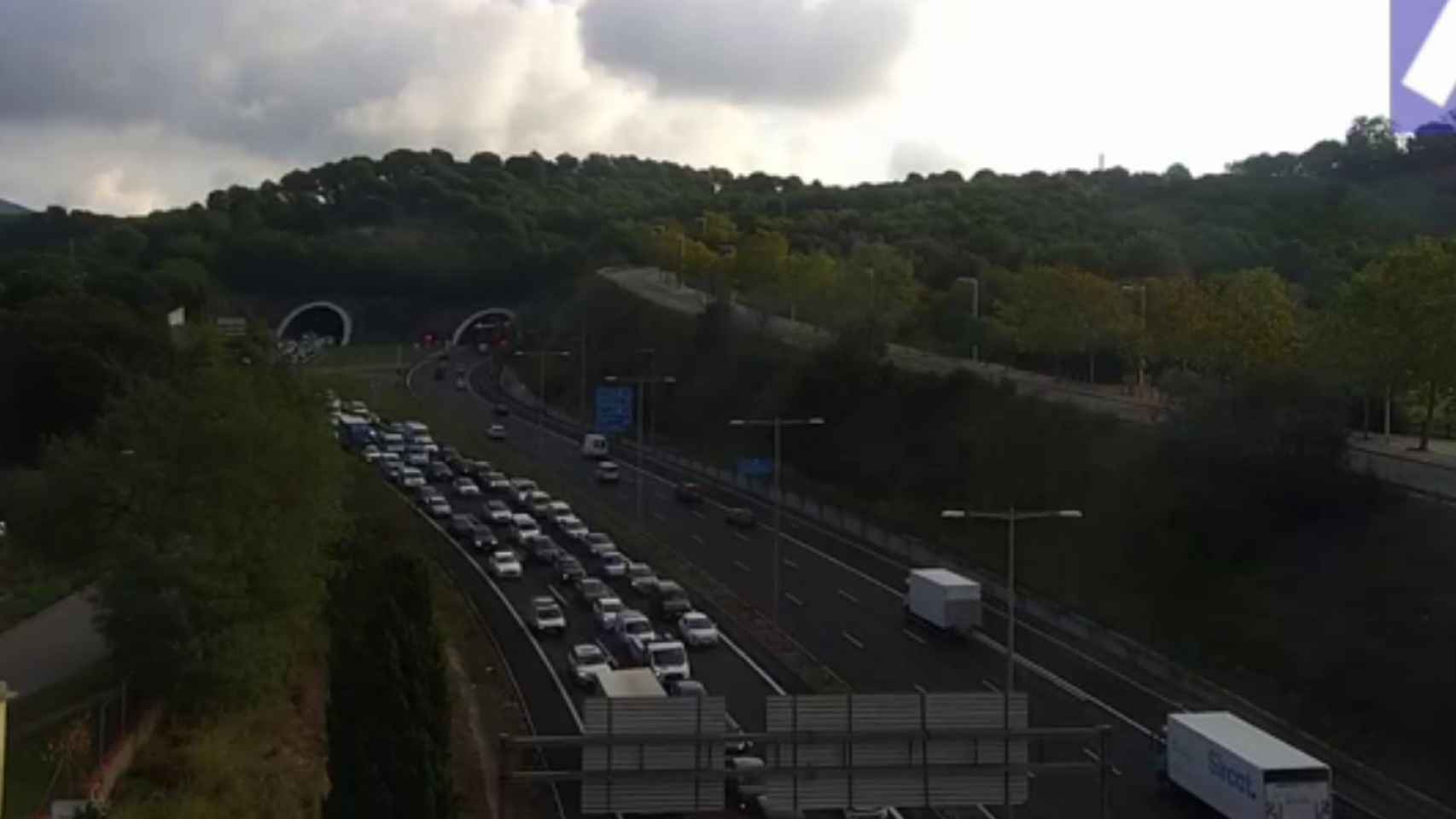 Retenciones en la ronda de Dalt a la altura de Santa Coloma / TRÀNSIT