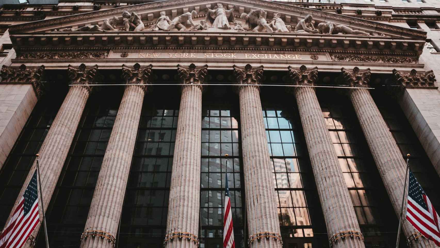 Fachada del edificio de Wall Street, Nueva York / UNSPLASH