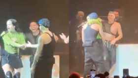 Imágenes del momento en que Rauw Alejandro sorprende a Rosalía en su concierto / TWITTER