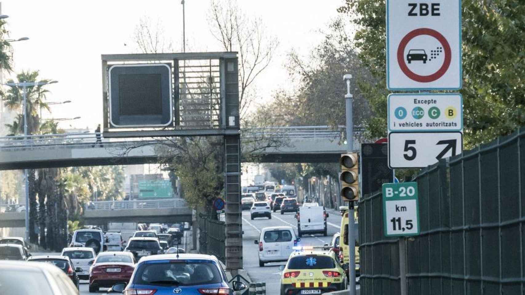 Cartel indicador de la Zona de Bajas Emisiones en Barcelona / AJ BCN