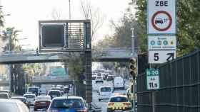 Cartel indicador de la Zona de Bajas Emisiones en Barcelona / AJ BCN