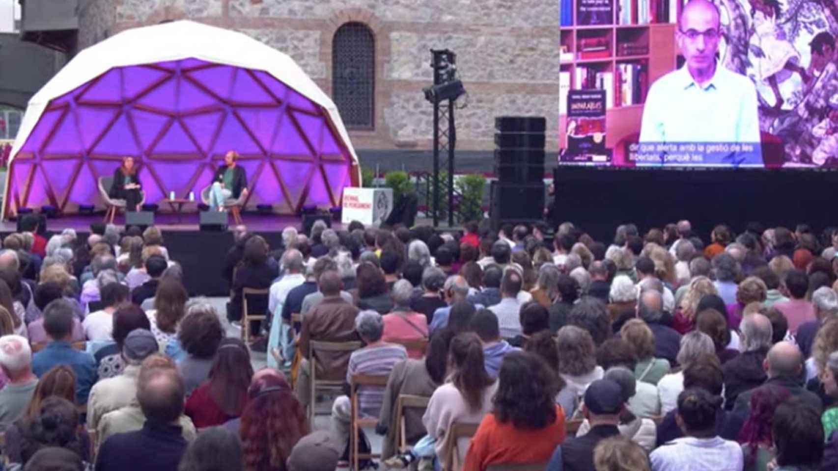 El patio interior del CCCB, con los asistentes al debate entre los pensadores Harari y Bregman / MA