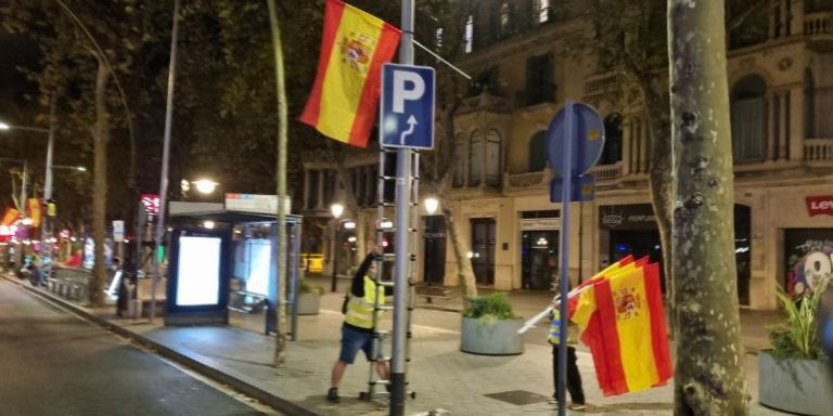 Miembros de la asociación Unión de Brigadas colocan las banderas / UNIÓN DE BRIGADAS