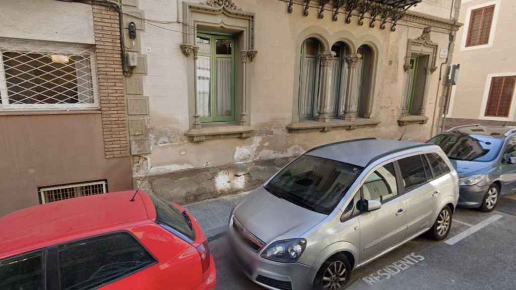 Vehículos estacionados en la calle de Balcells, en el Camp d'en Grassot / MAPS