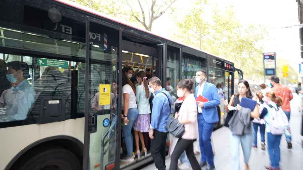 Un autobús de TMB, a reventar por la huelga / METRÓPOLI - LUIS MIGUEL AÑÓN