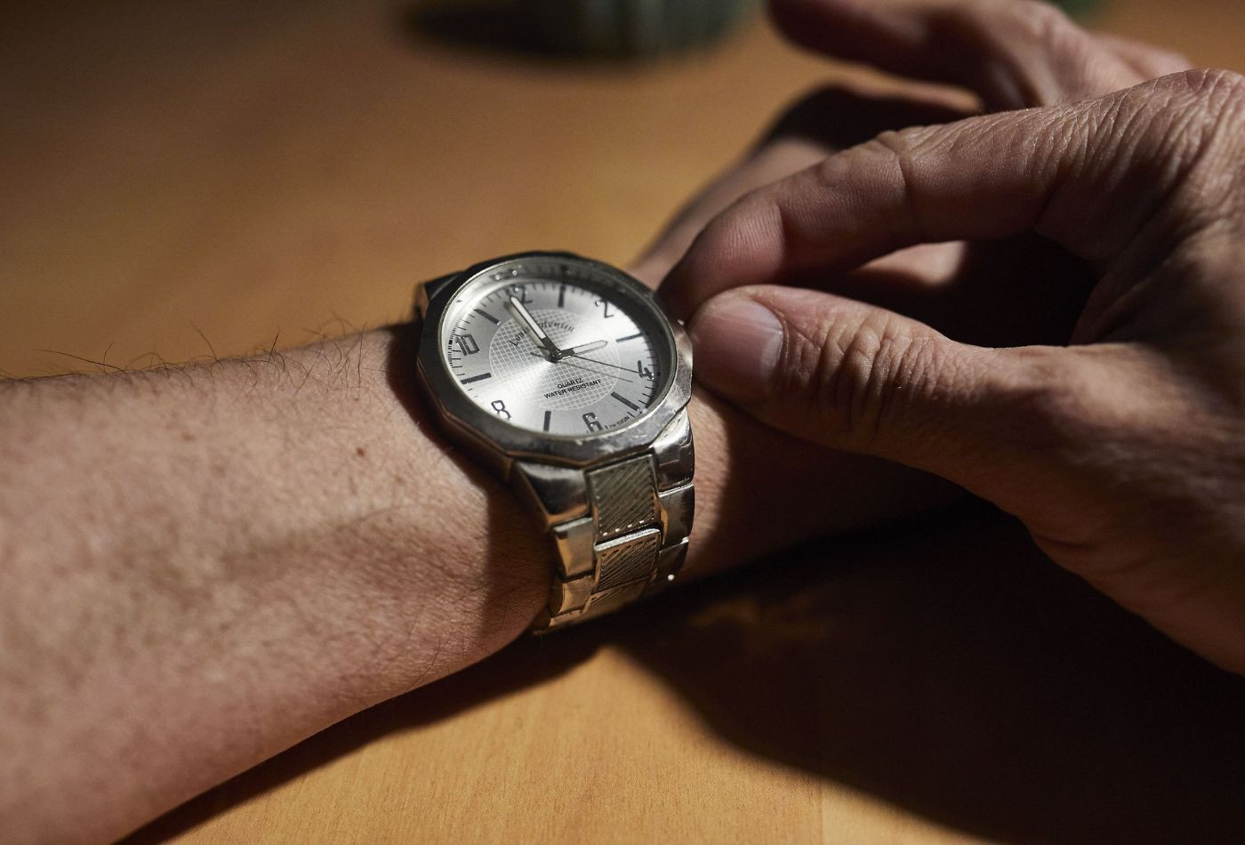 Un hombre cambia la hora en su reloj en una imagen de archivo / EUROPA PRESS