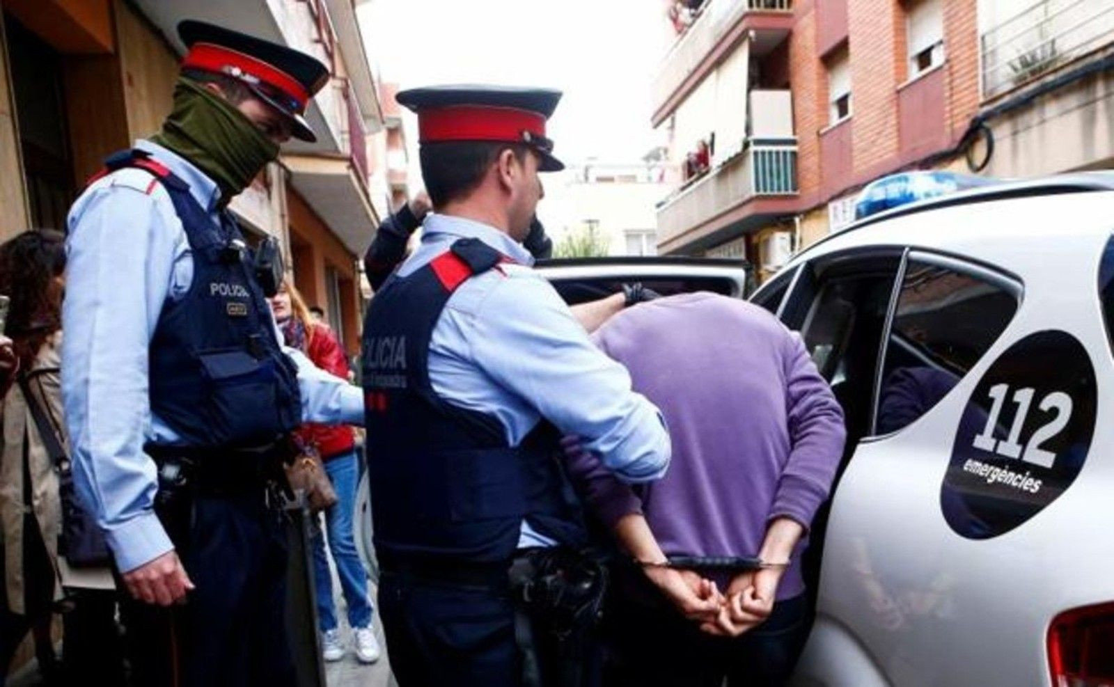 Agentes de los Mossos con un ladrón detenido / EFE