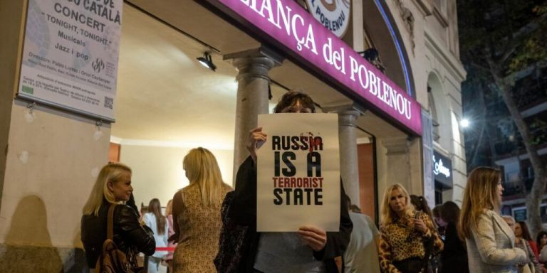 Una mujer ucraniana protesta frente al teatro de l'Aliança / CEDIDA - Pere-Josep Montiel Reig