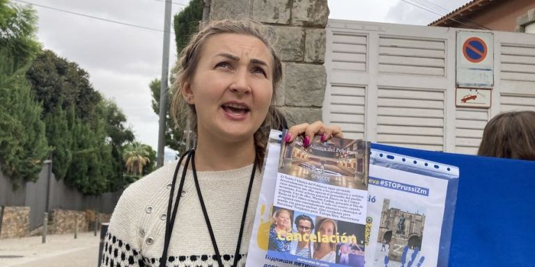 Una mujer ucraniana protesta frente al consulado ruso en Barcelona / CEDIDA