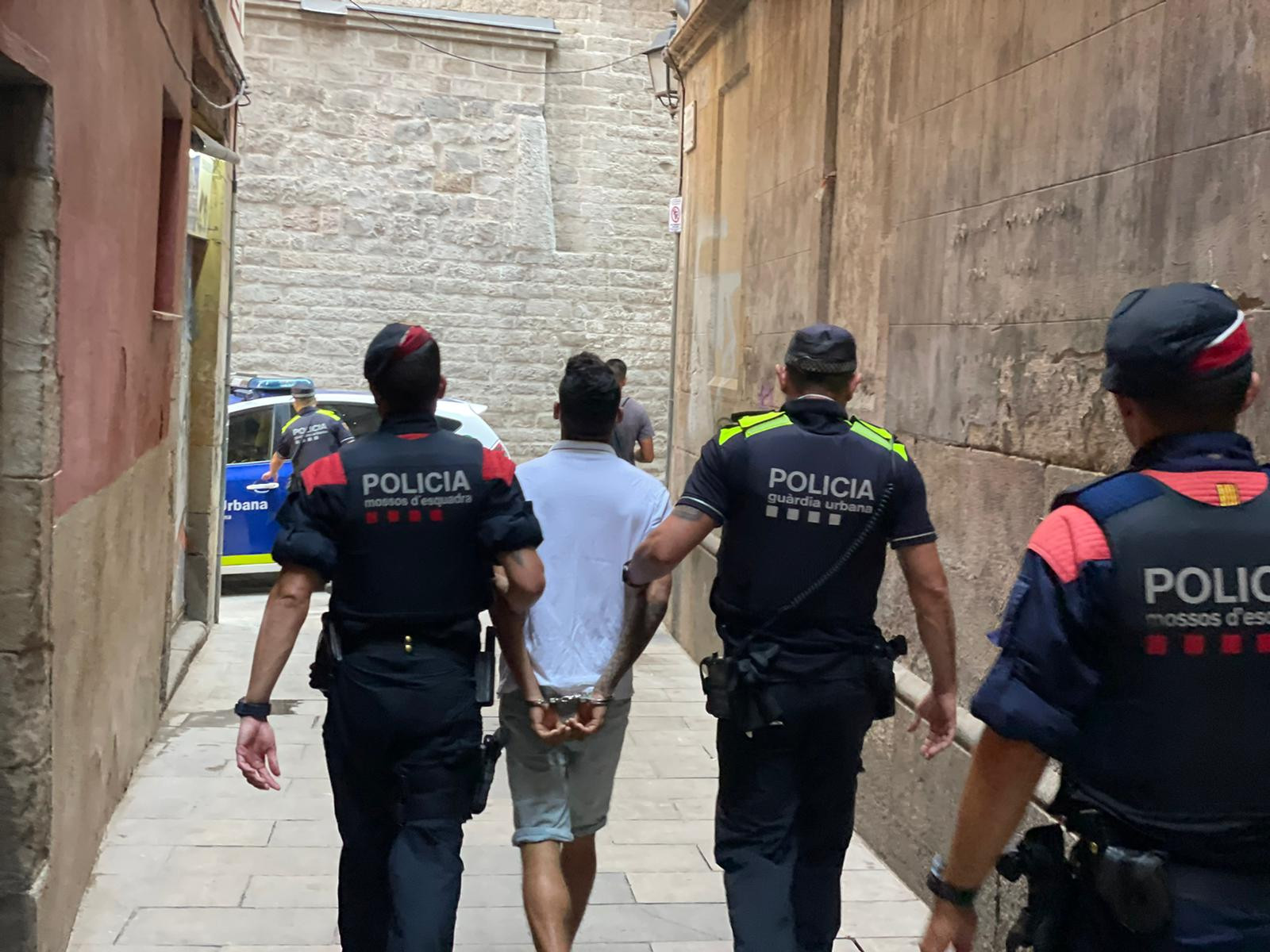 Imagen de archivo de un hombre detenido en Barcelona por los Mossos y la Guardia Urbana / MOSSOS D'ESQUADRA