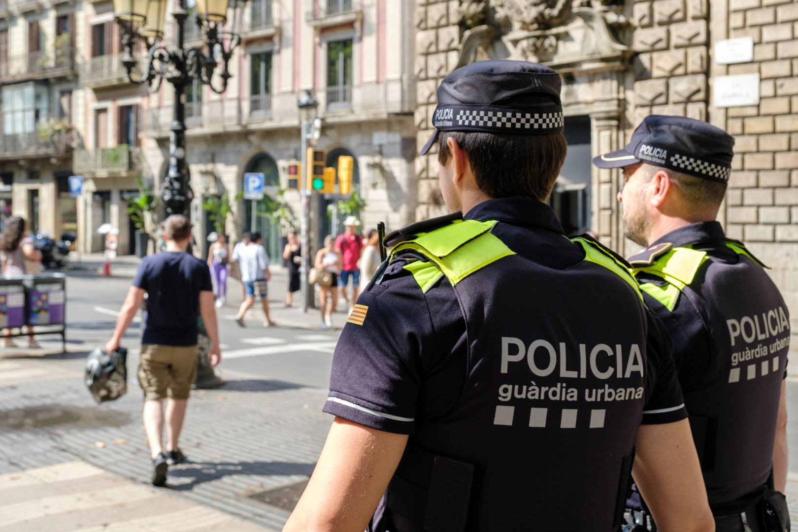 Dos agentes de la Guardia Urbana de Barcelona en una imagen de archivo / ARCHIVO