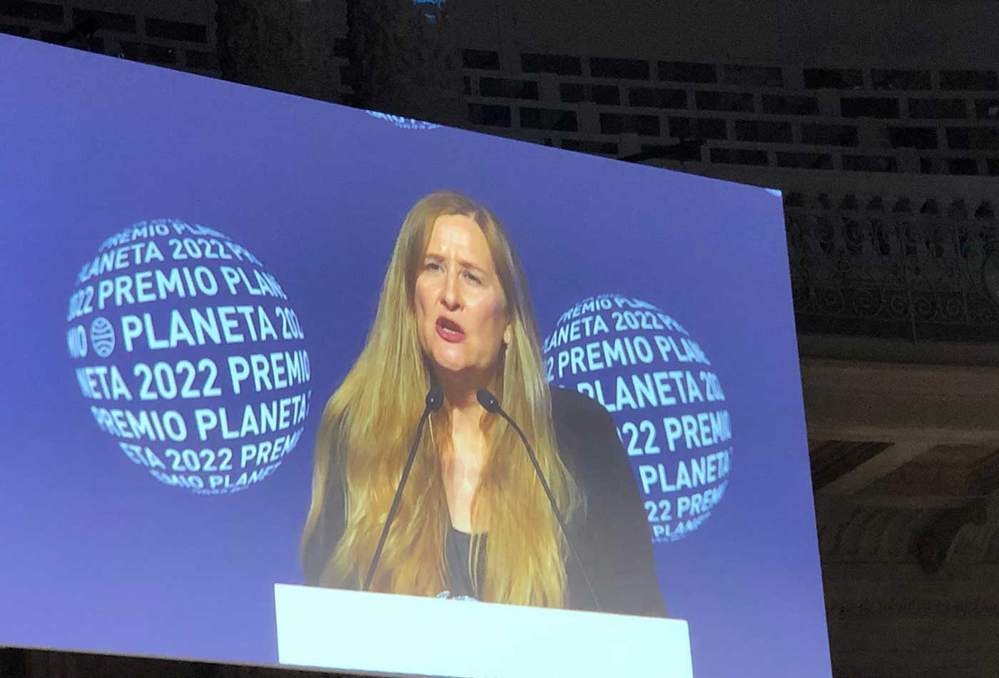 La escritora Luz Gabás, en el momento de obtener el premio Planeta de 2022, en el auditorio del MNAC / MA