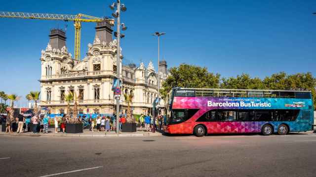 Un Barcelona Bus Turístic circulando por Barcelona / TMB