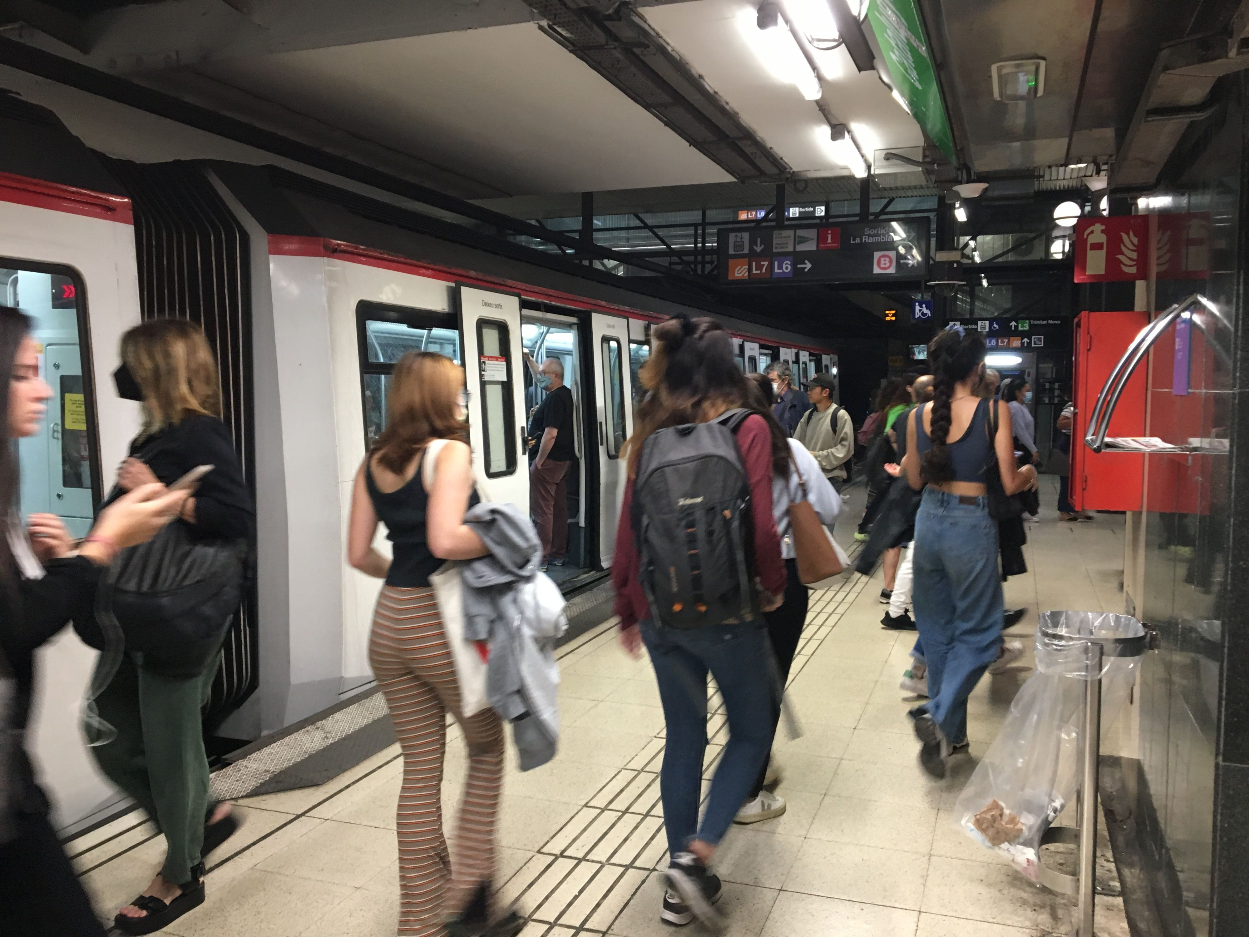 Viajeros en la L1 del metro de Barcelona  / RP - METRÓPOLI