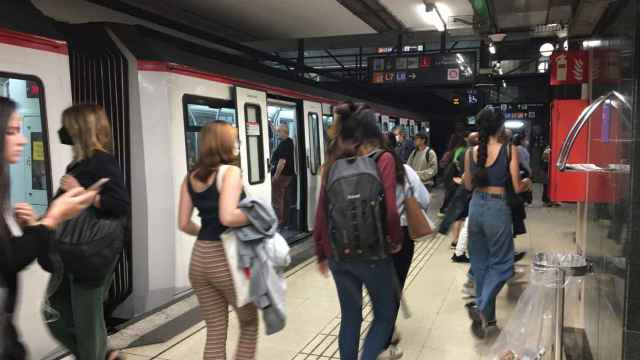Viajeros en la L1 del metro de Barcelona