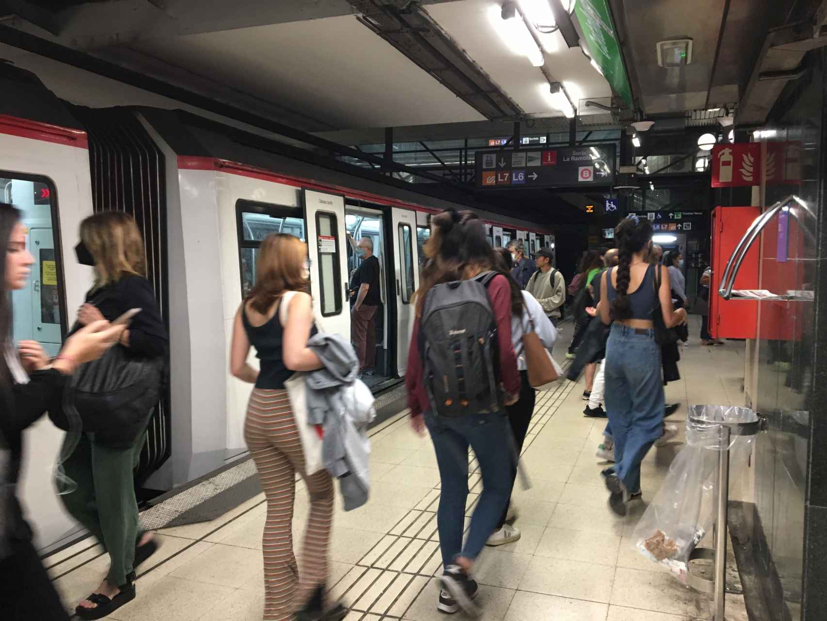 Estas son las técnicas para robar más utilizadas por los carteristas en el  metro de Barcelona