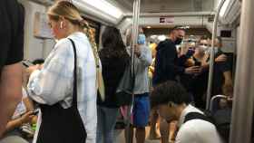 Viajeros en un convoy del metro