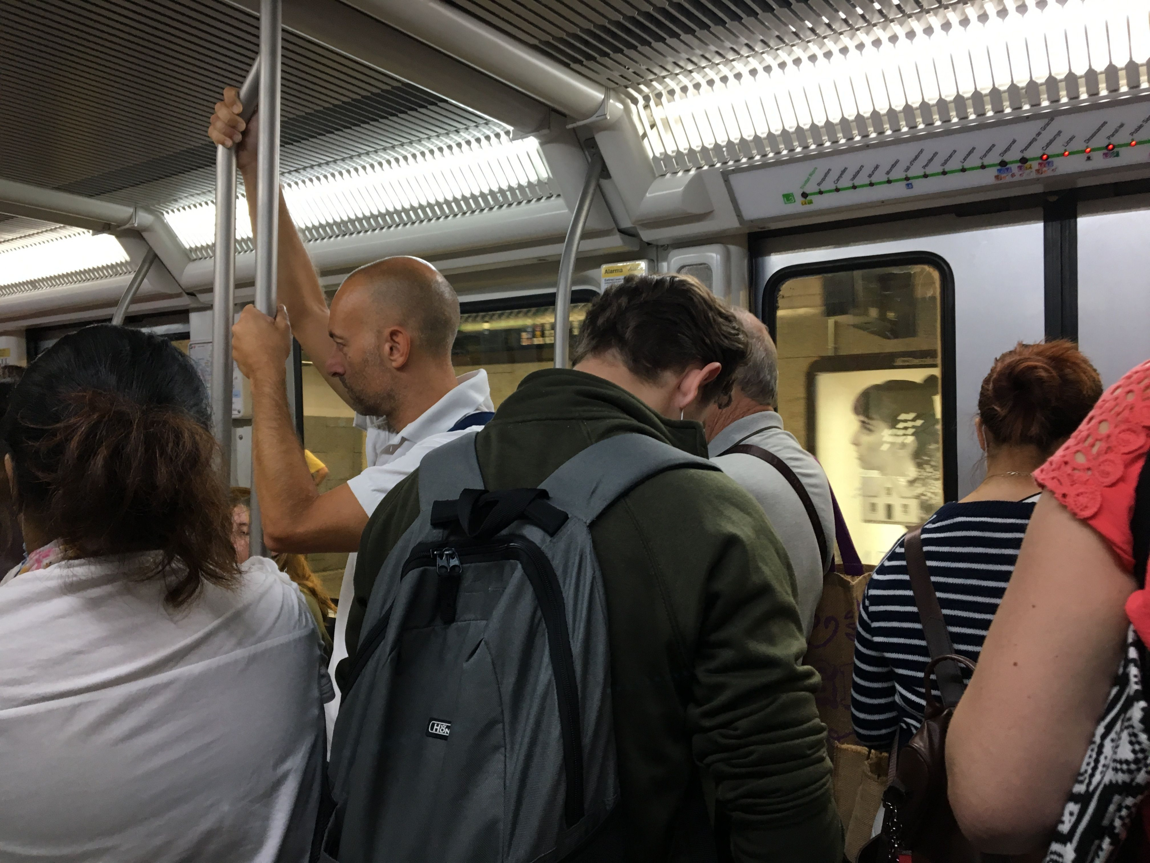 Vagón de metro lleno en la L3 / MA