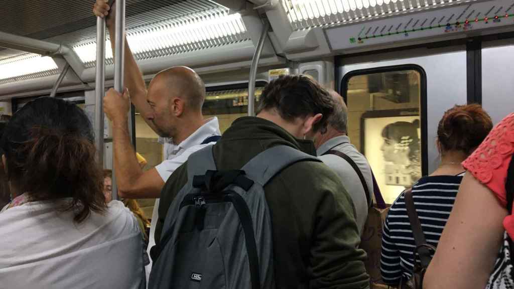 Vagón de metro lleno en la L3 / MA