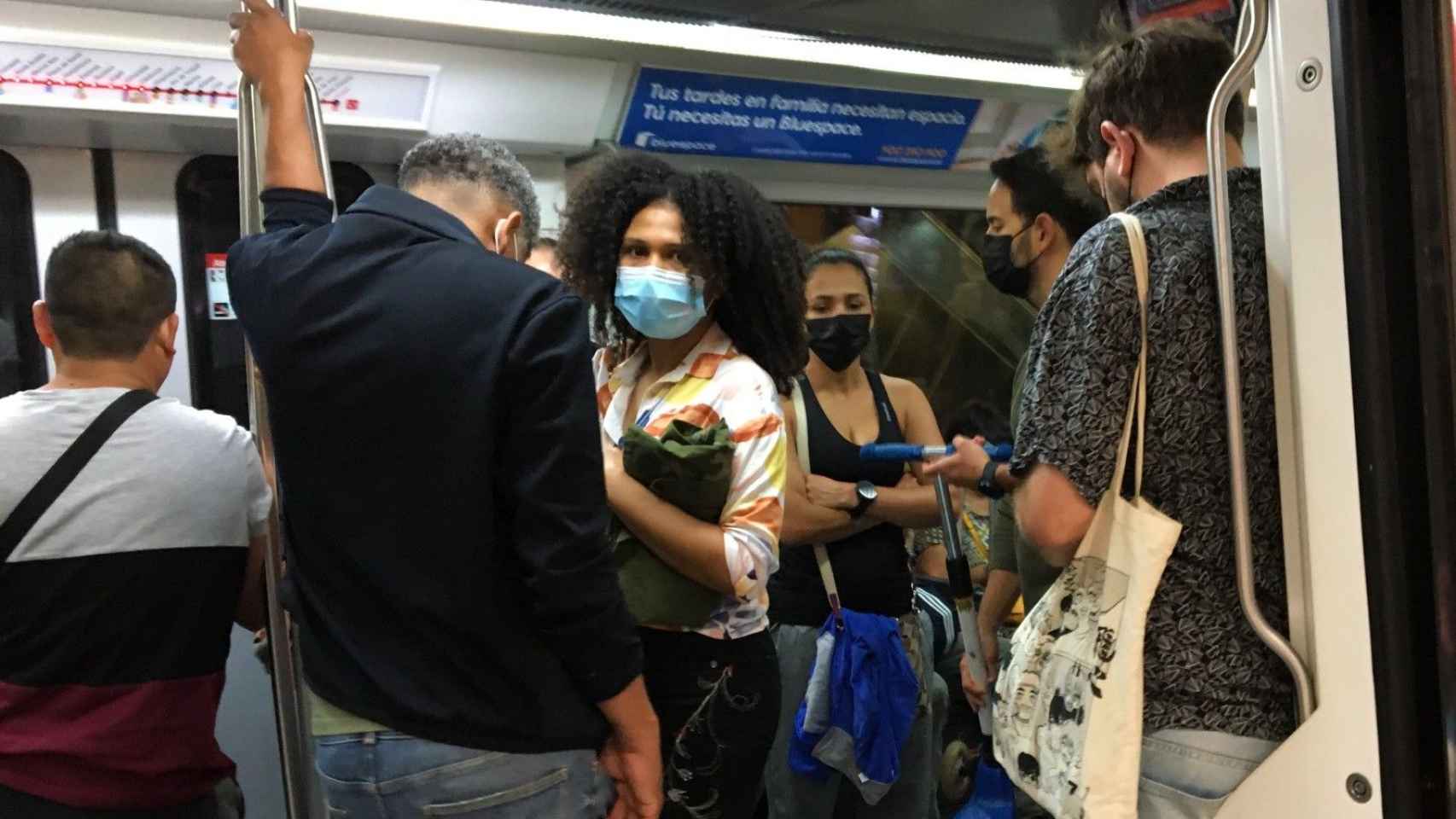 Pasajeros en el interior de un metro en hora punta / MA