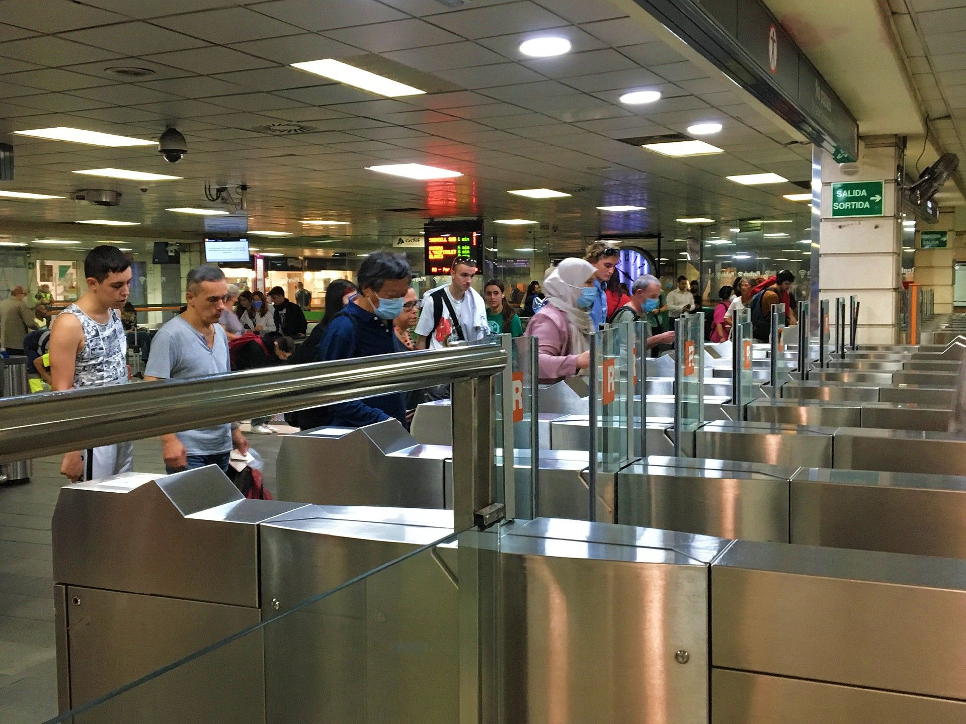 Pasajeros a la salida de la estación de Rodalies de plaza Catalunya / MA