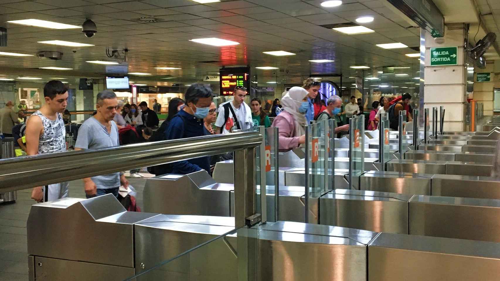 Pasajeros a la salida de la estación de Rodalies de plaza Catalunya / MA