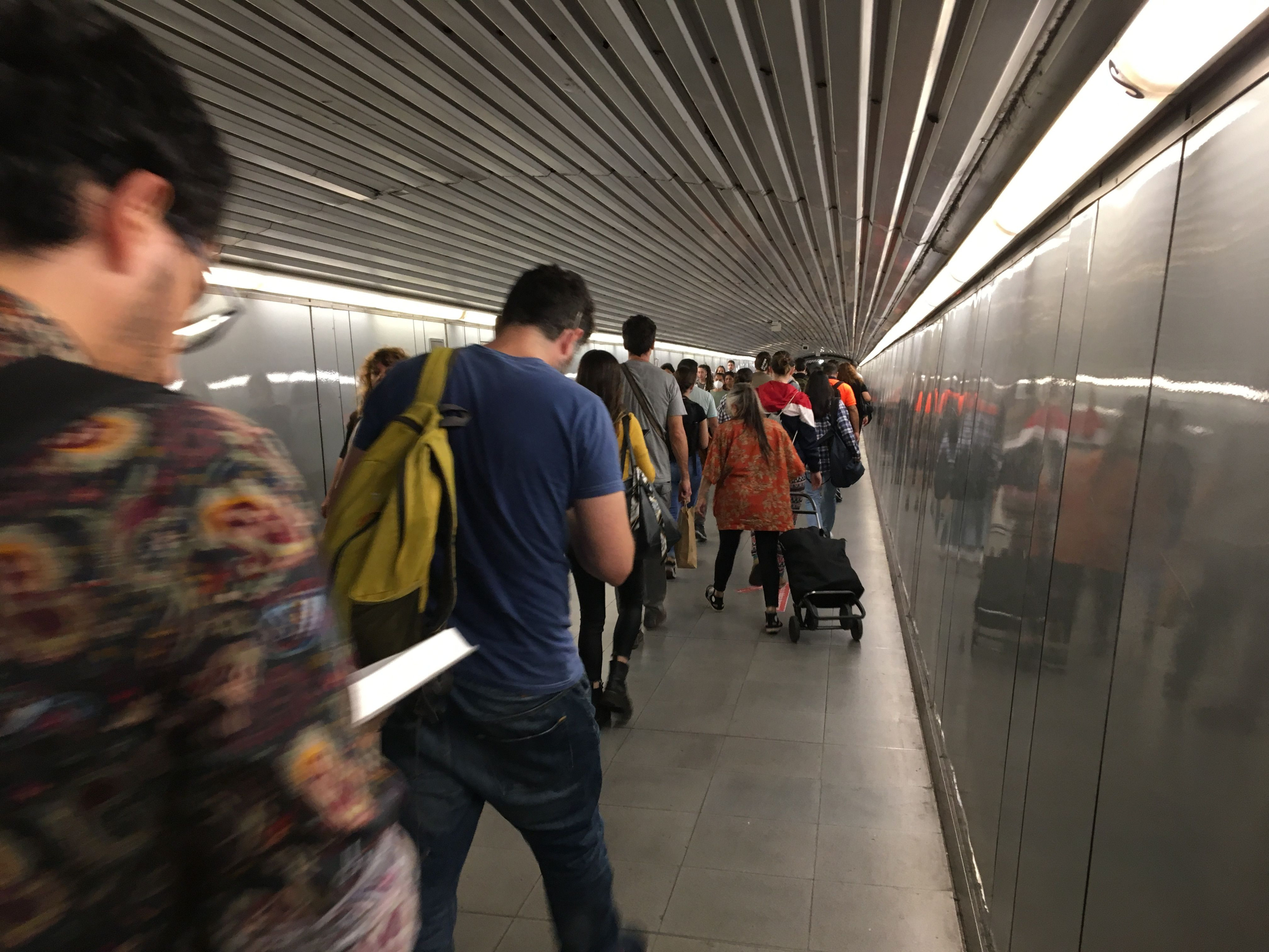 Pasajeros del metro en la estación de Catalunya, en el pasillo entre la L1 y la L3 / RUBÉN PACHECO - METRÓPOLI