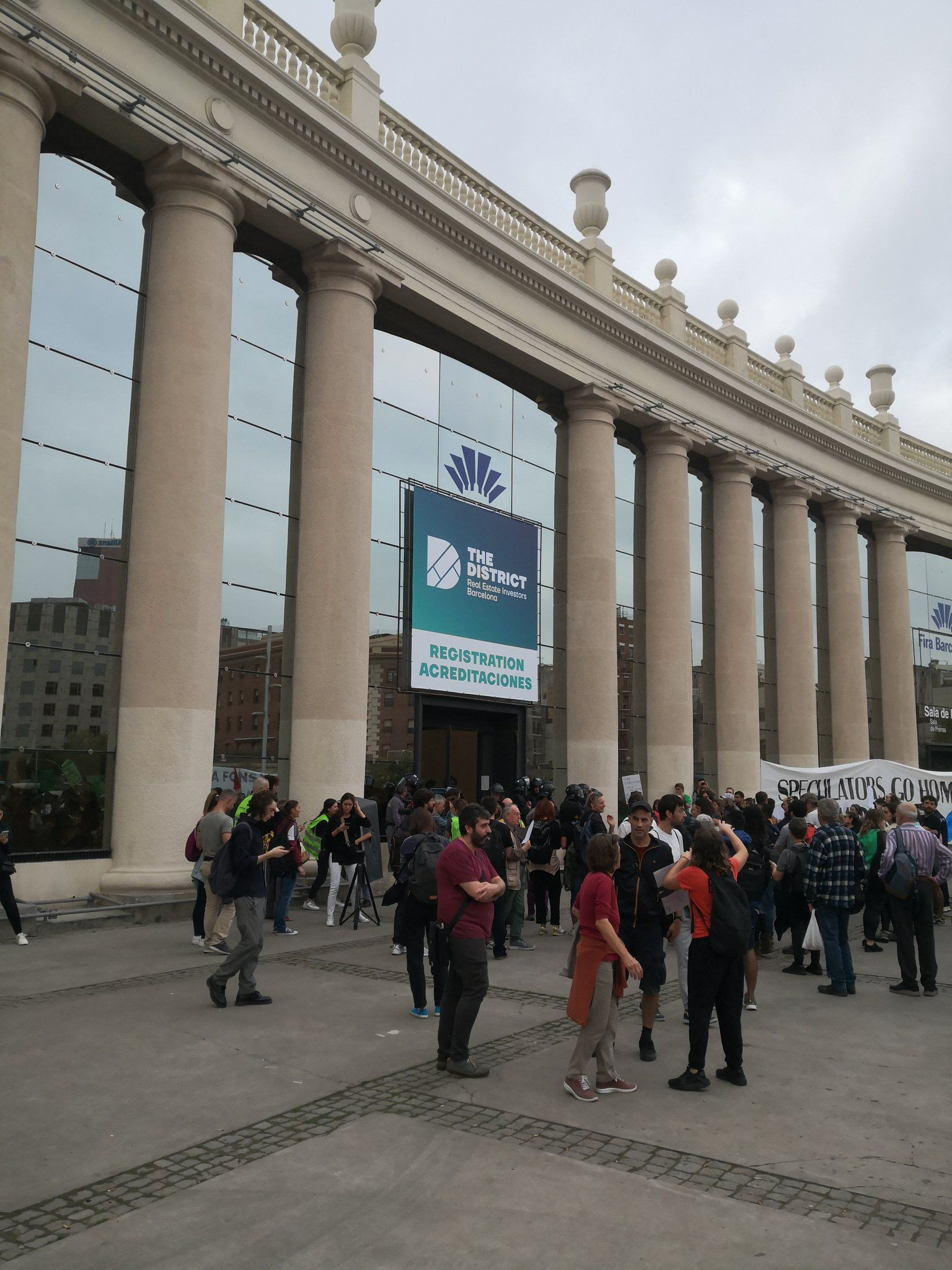 Activistas en el congreso inmobiliario de la Fira de Barcelona / TWITTER