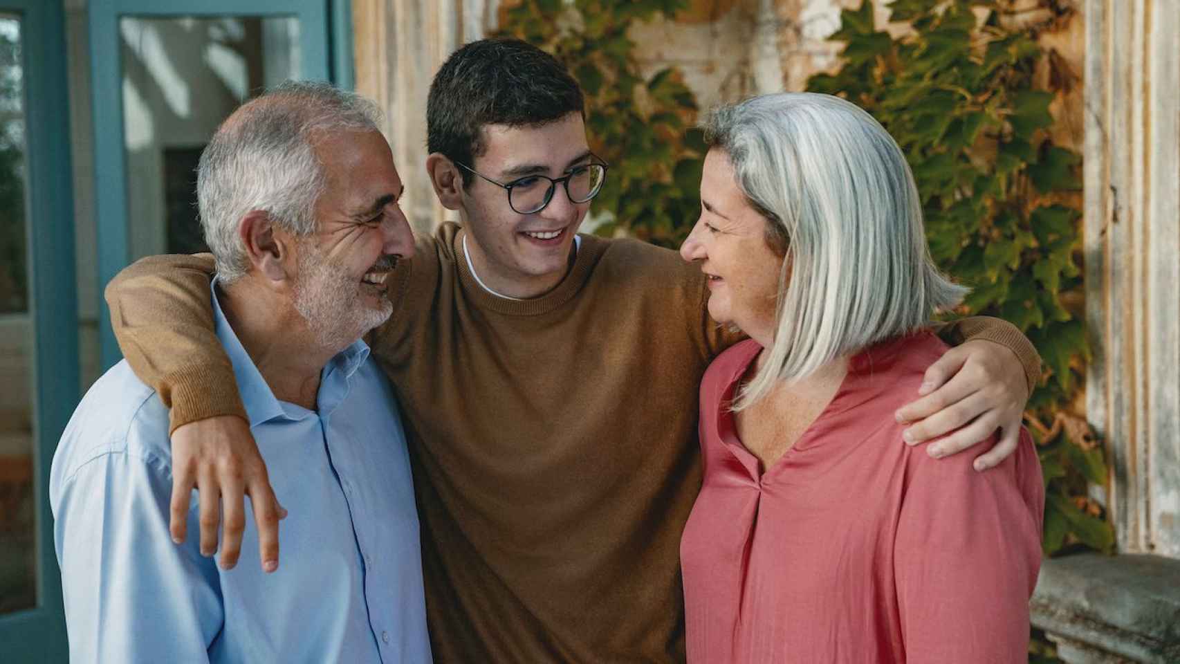 Un joven participante en el The Challenge 2022 de Educaixa es felicitado por sus padres / FUNDACIÓN LA CAIXA