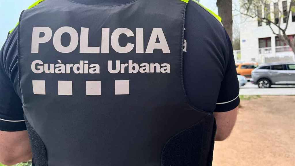 Un agente de la Guardia Urbana de Badalona mostrando la espalda