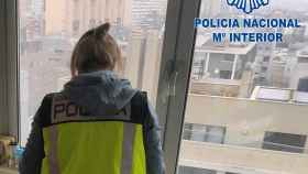 La Policía Nacional en la vivienda donde ha salvado a una vecina / POLICÍA NACIONAL