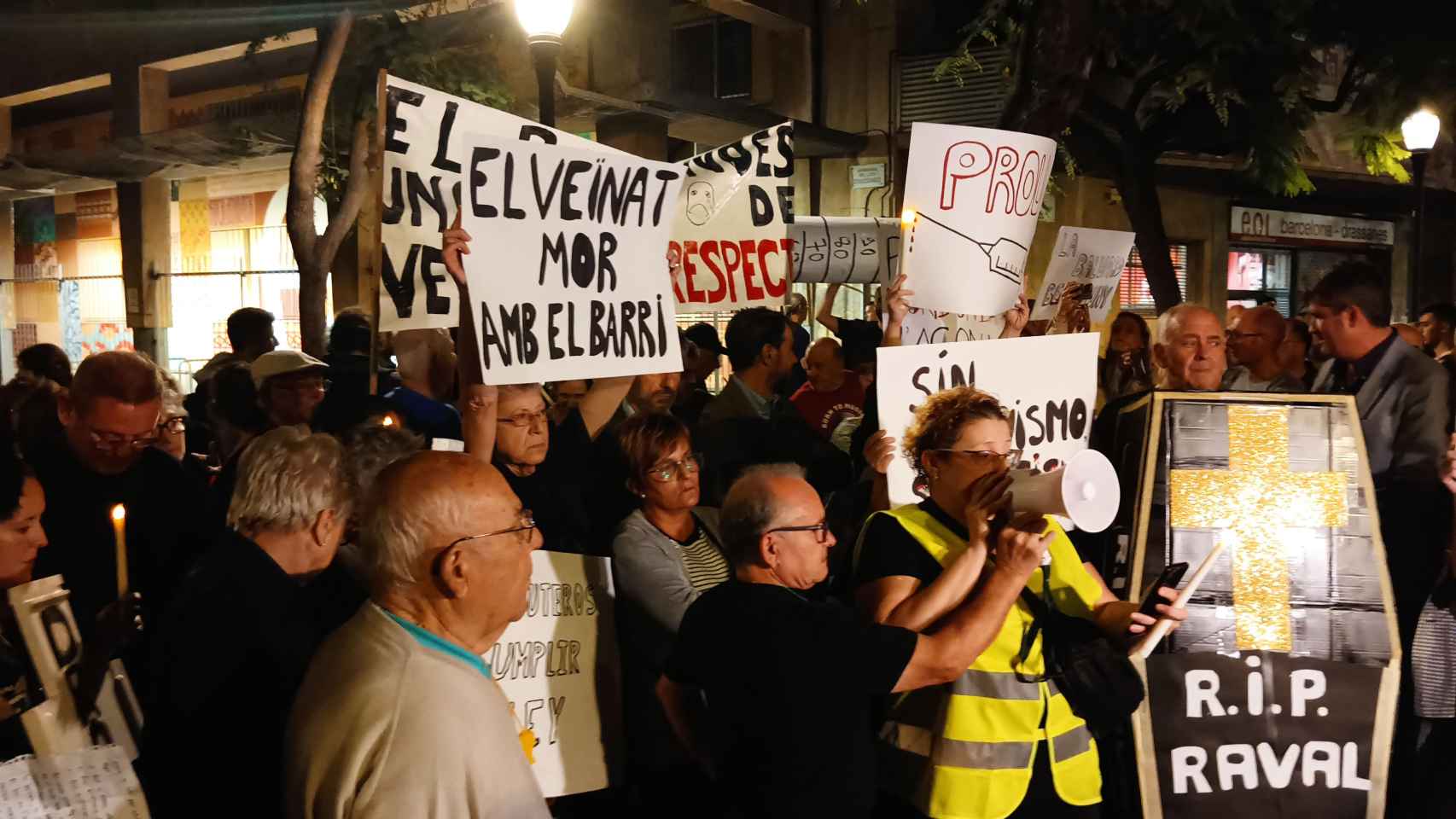 Los vecinos del Raval se manifiestan contra Colau y la delincuencia / METRÓPOLI