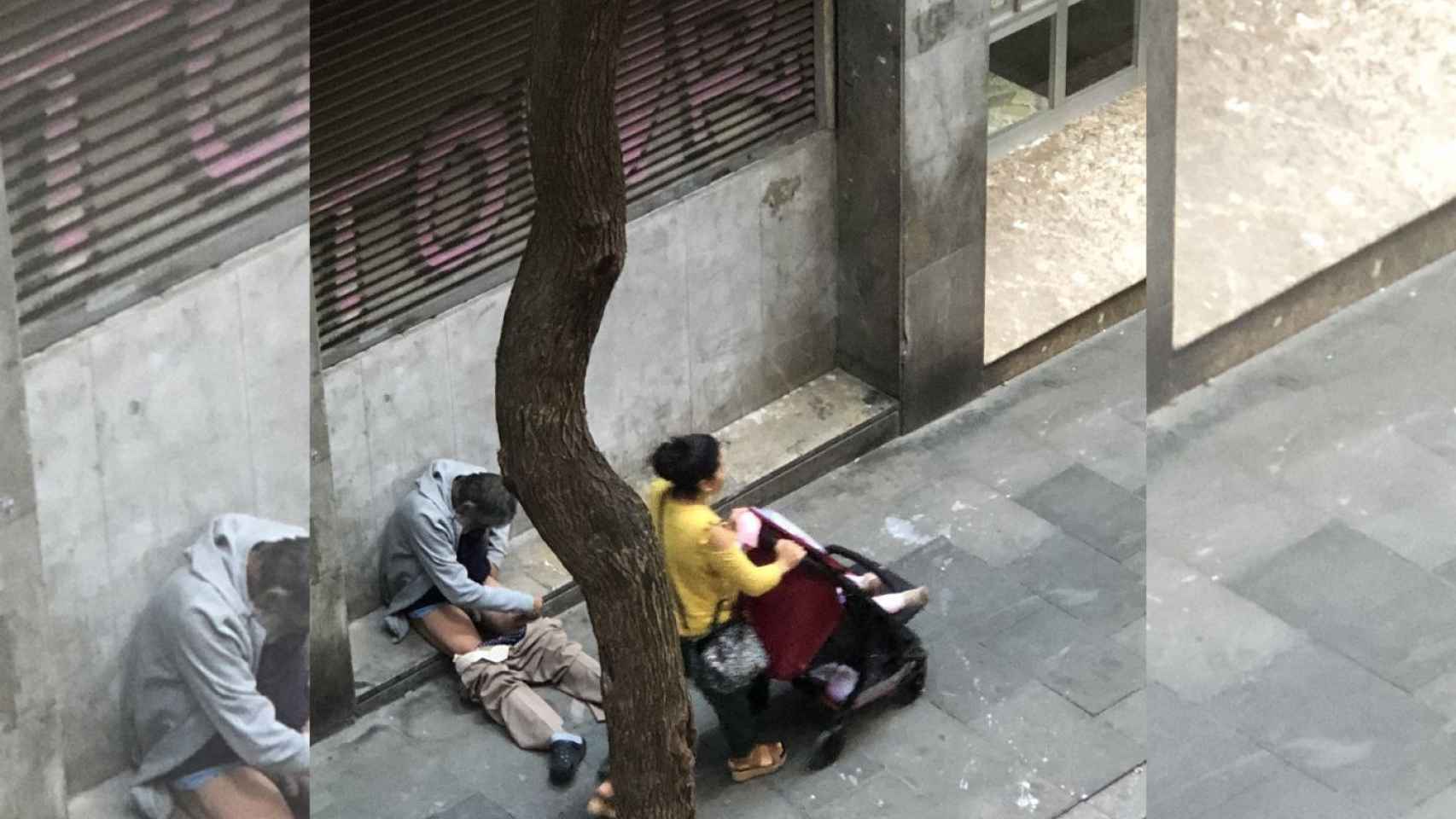 Un hombre semidesnudo se pincha delante de una madre y su bebé en el Raval / CEDIDA