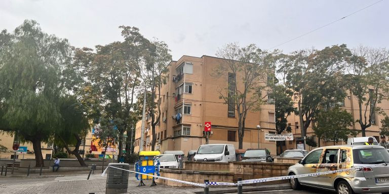 El coche incendiado este miércoles, 19 de octubre, por la noche en L'Hospitalet / ÁNGELA VÁZQUEZ