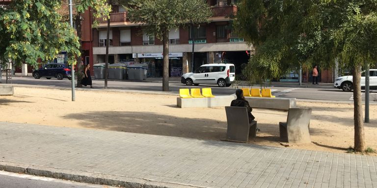 Una vecina en uno de los bancos ubicados en el solar que ocupaba la Casita Blanca / METRÓPOLI - RP