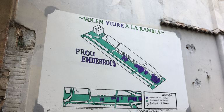 Mural contra el proyecto aprobado de rambla verde en la fachada de una finca 'okupada' / METRÓPOLI - RP