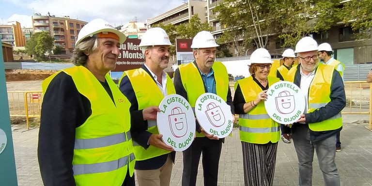 El regidor de Nou Barris, Xavier Marcé, el primer teniente de alcalde, Jaume Collboni, y la concejal de Mercados, Montserrat Ballarín, en el inicio de obras del mercado de Montserrat / CEDIDA