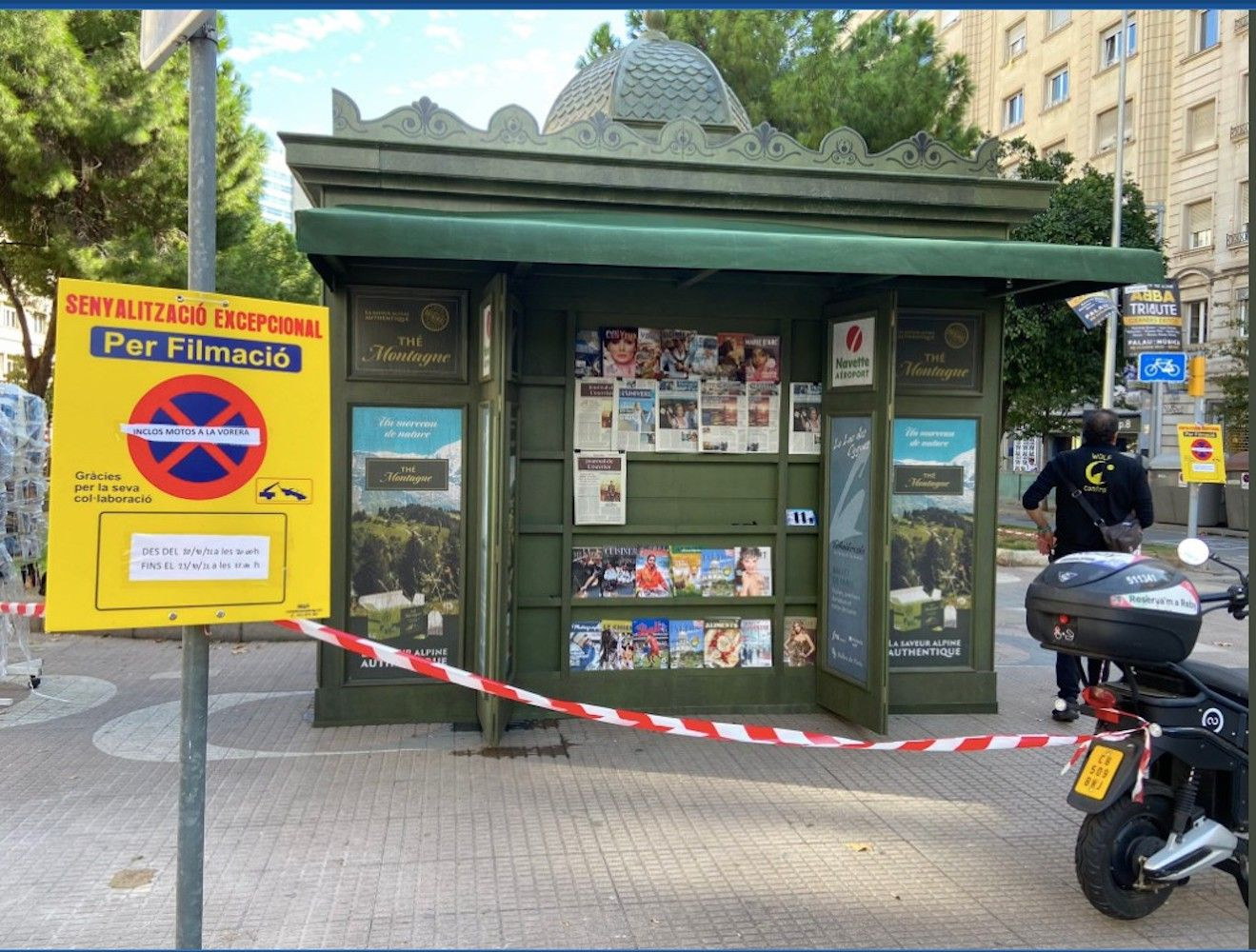 Un típico quiosco parisino en Francesc Macià para el rodaje de 'The Crown' / CEDIDA - PERE VALL