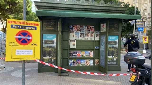 Un típico quiosco parisino en Francesc Macià para el rodaje de 'The Crown' / CEDIDA - PERE VALL