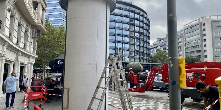 Instalación de un decorado para 'The Crown' en Francesc Macià / CEDIDA - PERE VALL