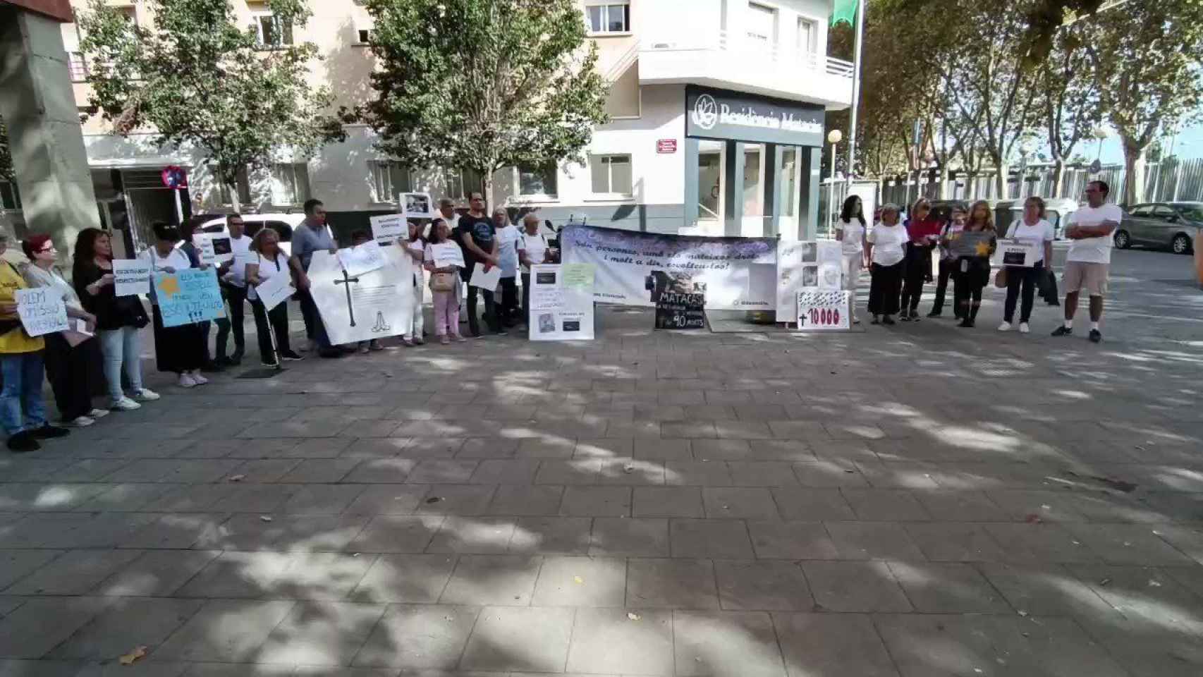 Concentración a las puertas de la Residència Matacàs de Sant Adrià / TWITTER