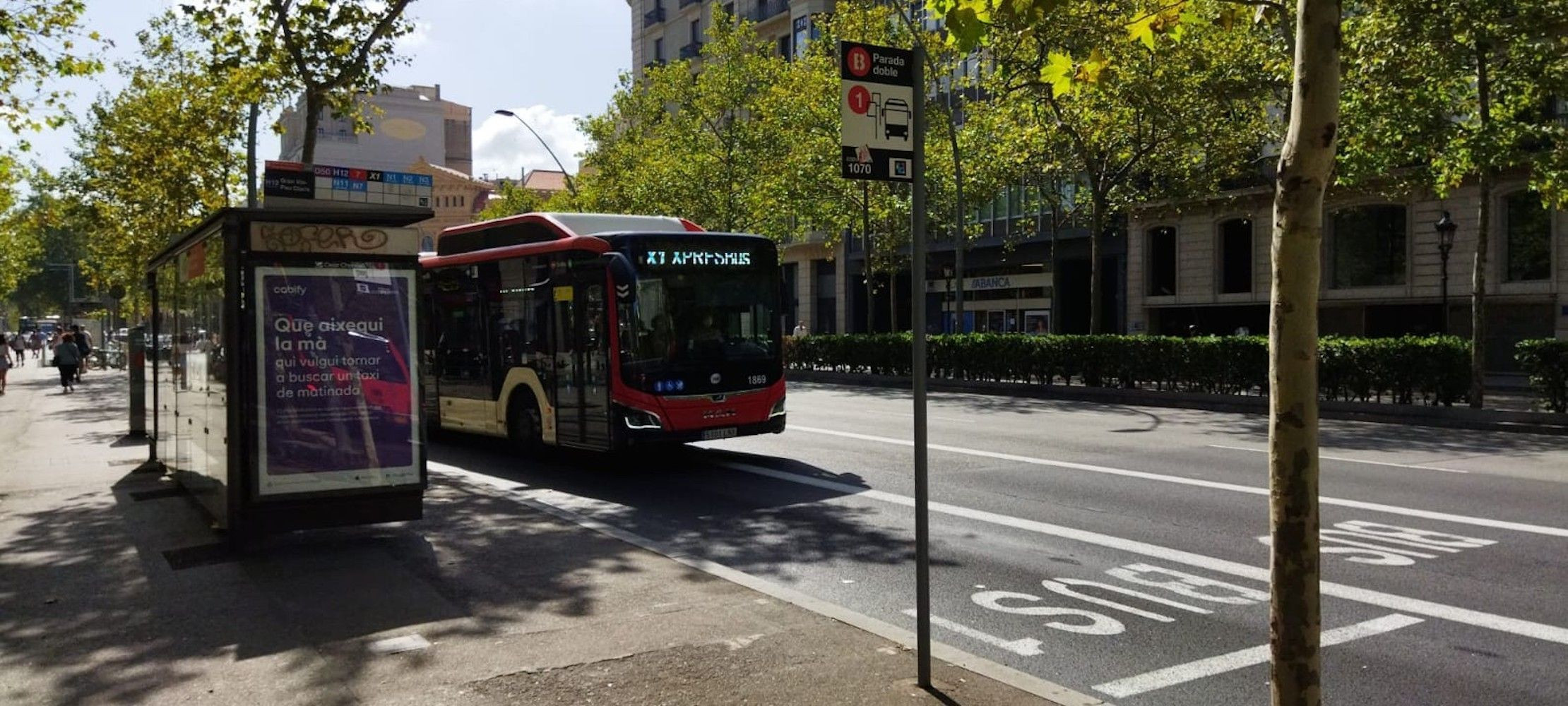 Un bus de TMB en la Gran Via / METRÓPOLI