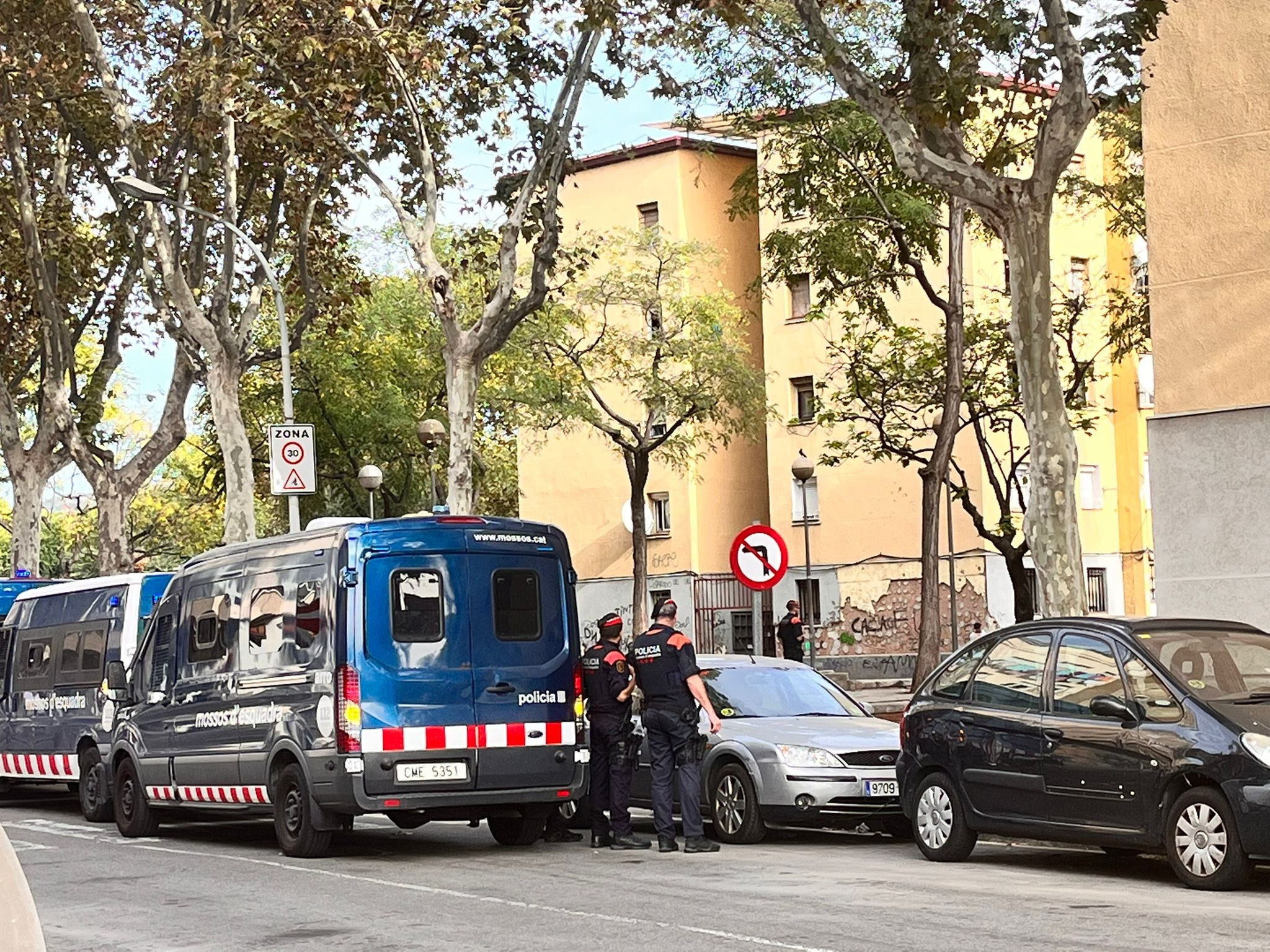 Varios furgones de Mossos y decenas de agentes desplegados en Sant Roc (Badalona) / ÁNGELA VÁZQUEZ