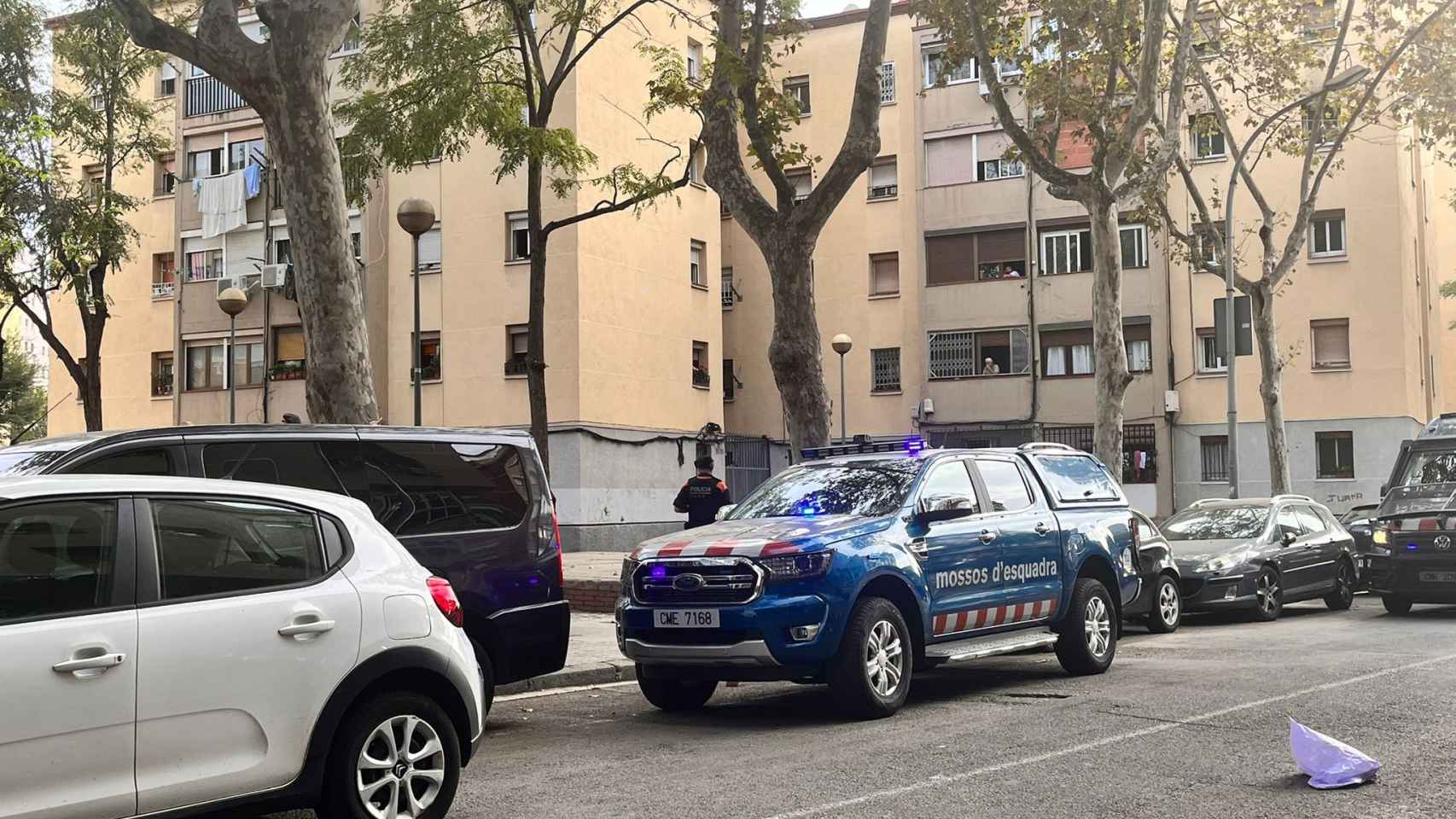 Un coche de los Mossos en el lugar de los hechos / ÁNGELA VÁZQUEZ