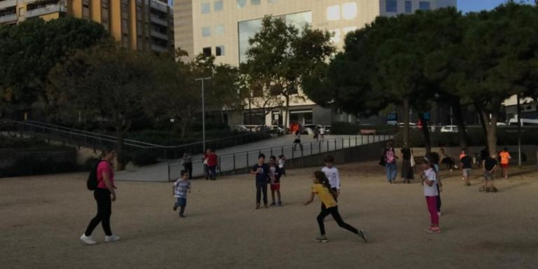 Niños jugando en los jardines del Baix Guinardó, uno de los pocos espacios de ocio del barrio / ALBA CARNICÉ