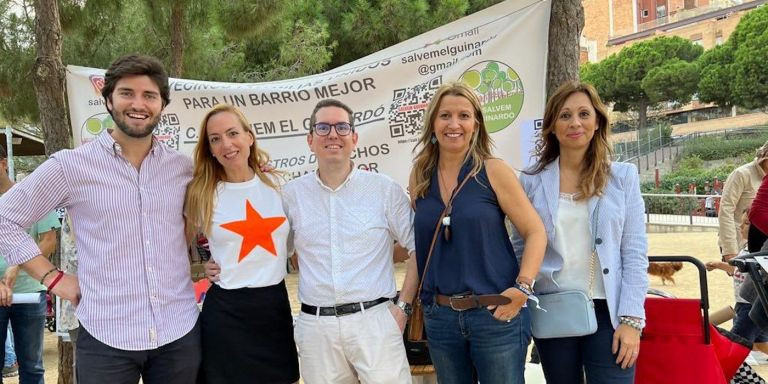 Andreu Rojas (centro) junto a representantes del partido Valents / TWITTER