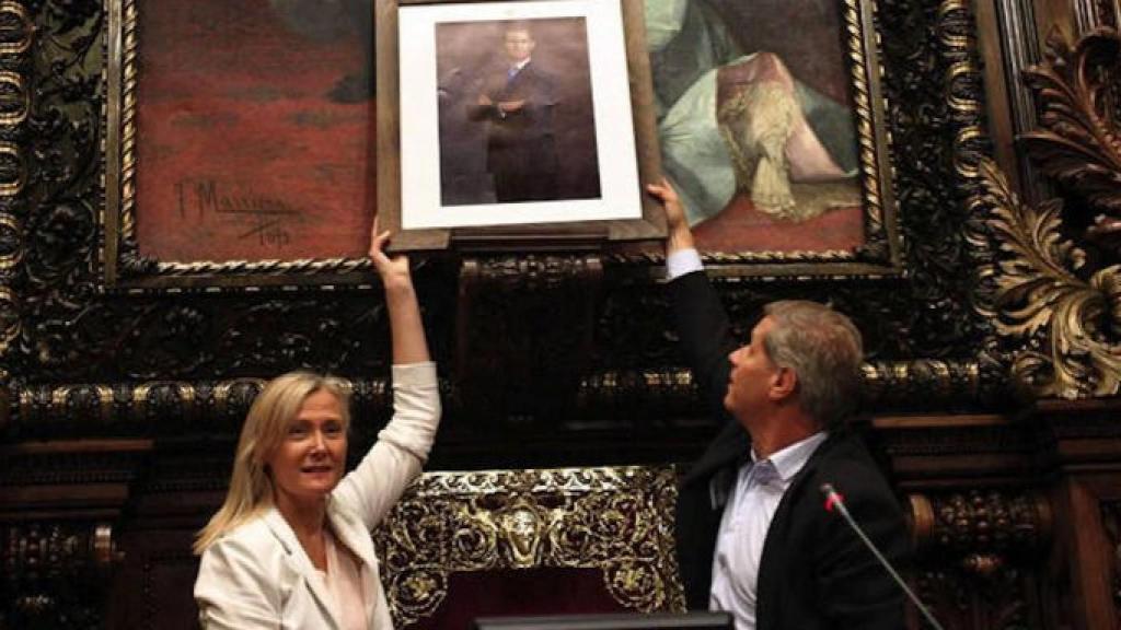 Ángeles Esteller y Alberto Fernández (PP) cuelgan la foto del Rey en el salón de plenos del Ayuntamiento en 2015