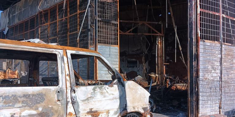 La gasolinera abandonada ha quedado completamente calcinada / METRÓPOLI