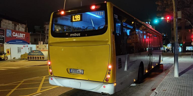 Un autobús de rotulado como Mohn que circula durante la transición de las líneas del Baix Llobregat sur a Avanza / CM